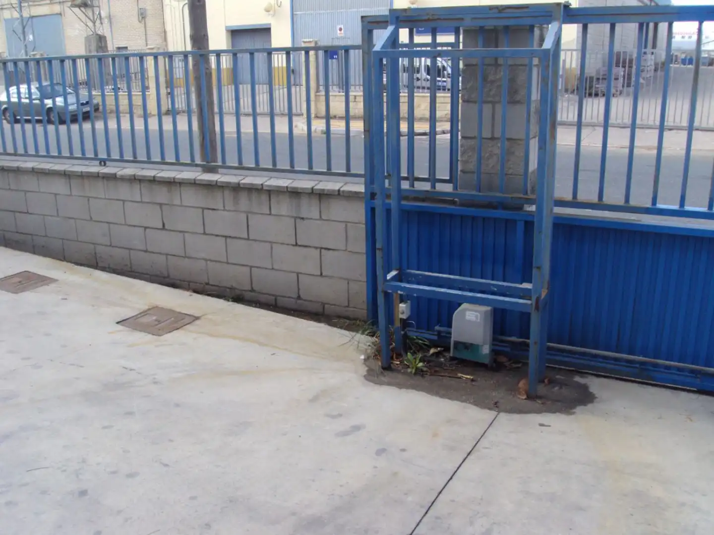 Parkplatz von Fabrikhallen zur Miete in Alcalá de Guadaira