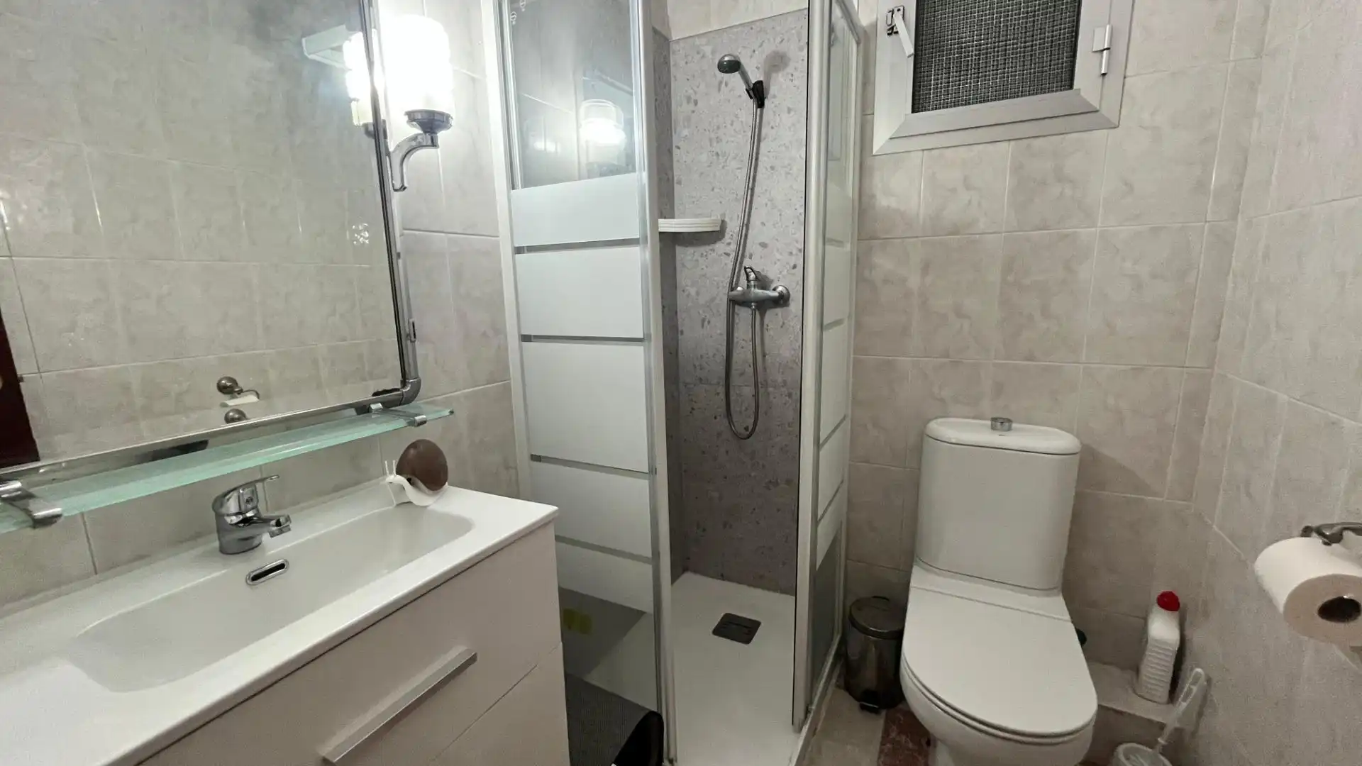 Baño de Piso de alquiler en Sevilla con Aire acondicionado y Terraza