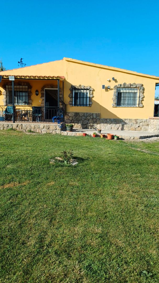 Jardí de Casa o xalet en venda en Almenara de Tormes amb Jardí privat, Piscina i Moblat