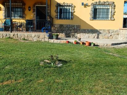 Jardí de Casa o xalet en venda en Almenara de Tormes amb Jardí privat, Piscina i Moblat