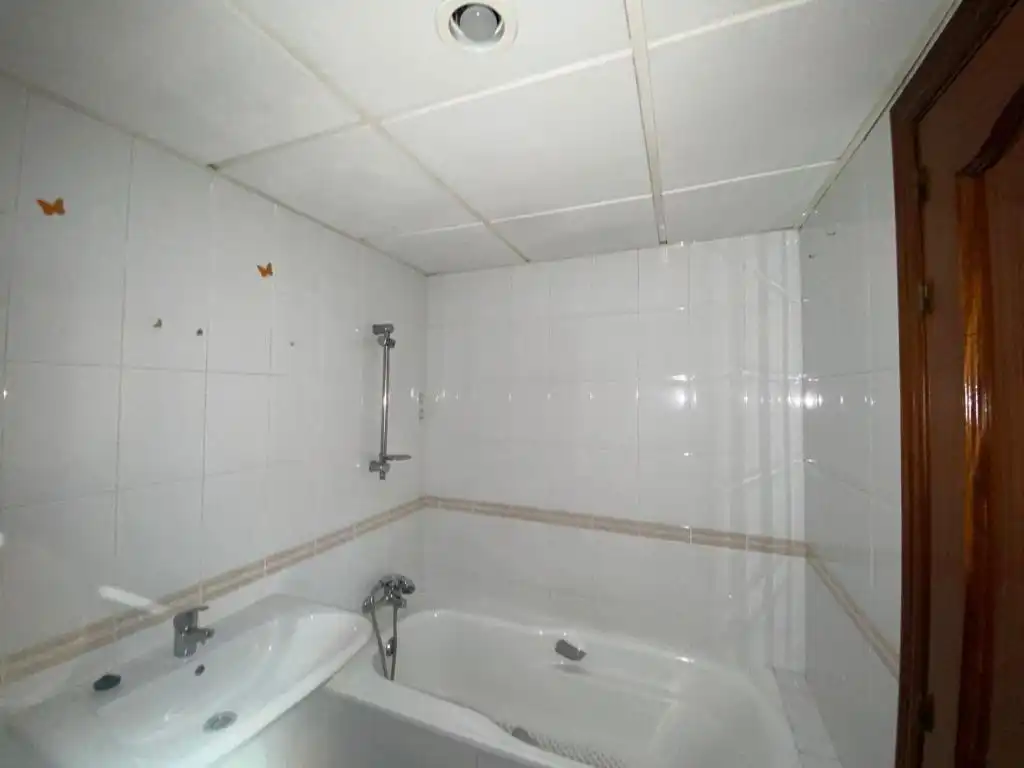 Bathroom of Flat for rent in Granada  with Heating, Private garden and Community pool