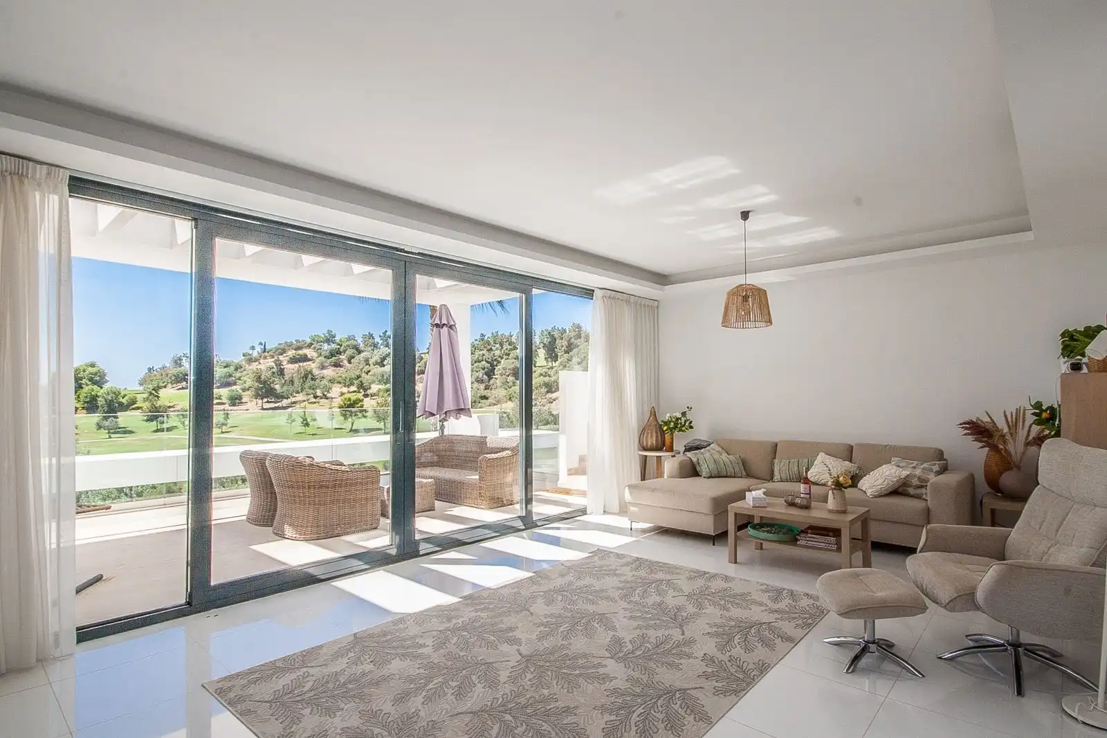 Sala d'estar de Apartament en venda en Estepona amb Aire condicionat, Traster i Piscina