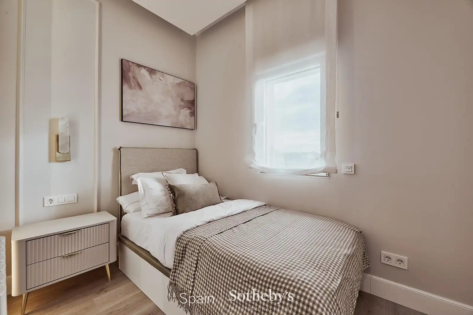 Dormitori de Apartament en venda en Madrid amb Aire condicionat i Calefacció