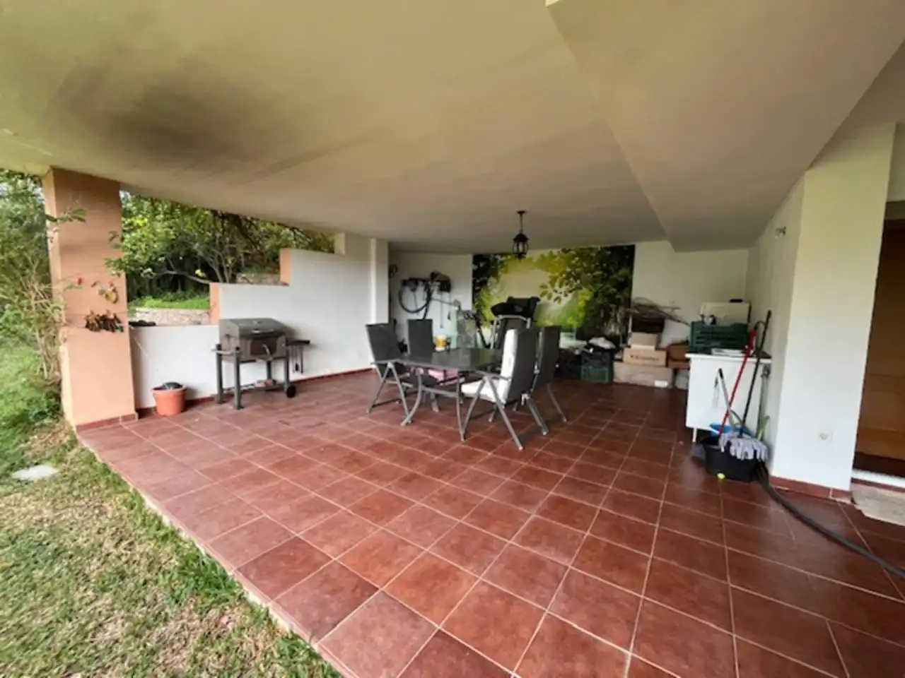 Terrasse von Einfamilien-Reihenhaus zum Verkauf in Estepona mit Klimaanlage, Privatgarten und Parkett
