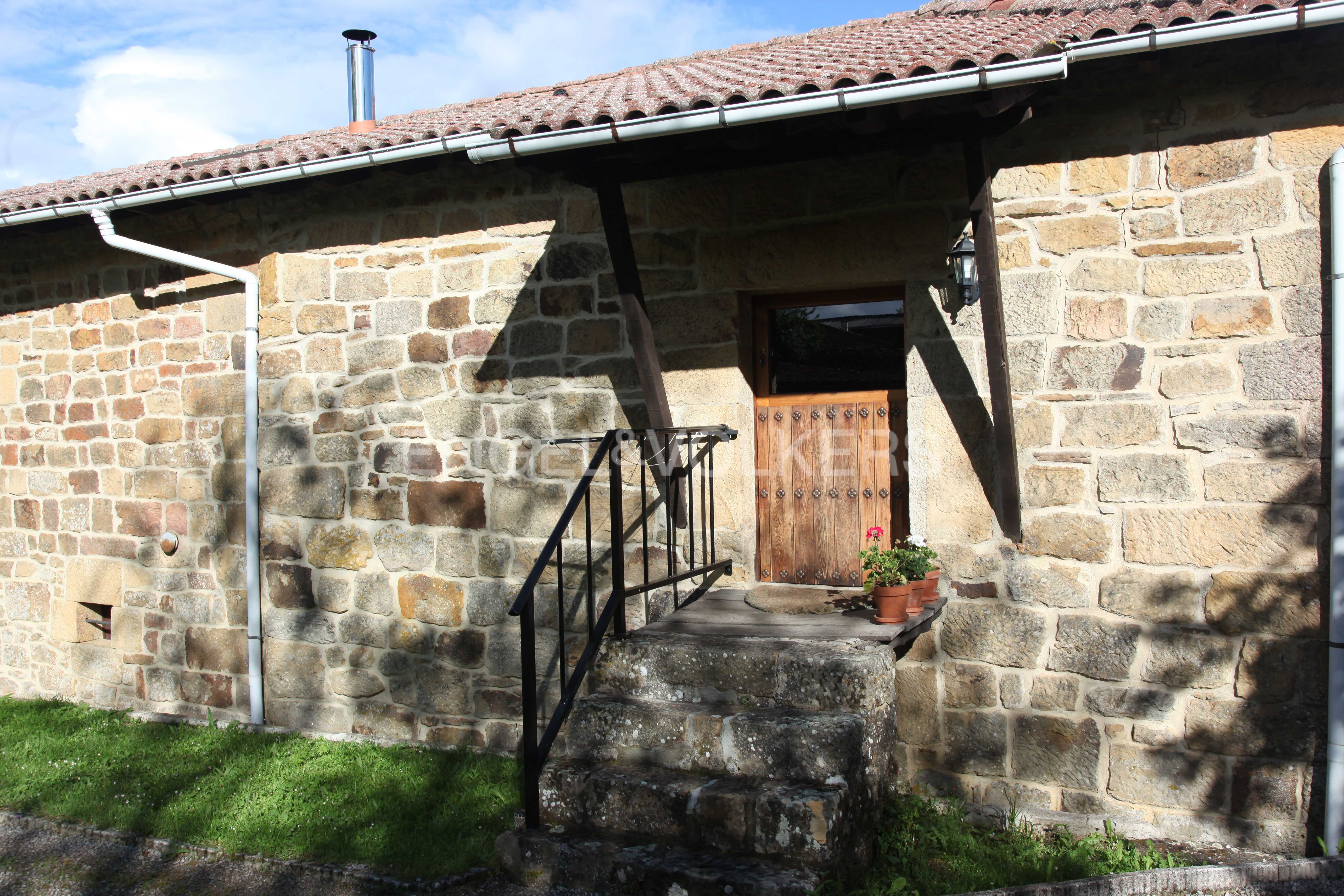 Vista exterior de Finca rústica en venda en Valderredible amb Aire condicionat, Calefacció i Jardí privat