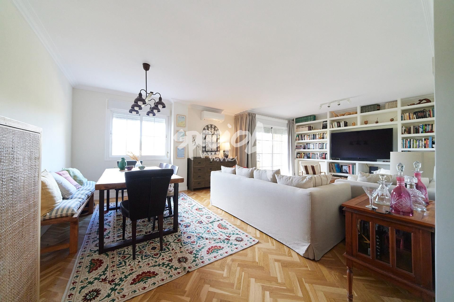 Sala d'estar de Pis en venda en Las Rozas de Madrid amb Calefacció, Jardí privat i Parquet