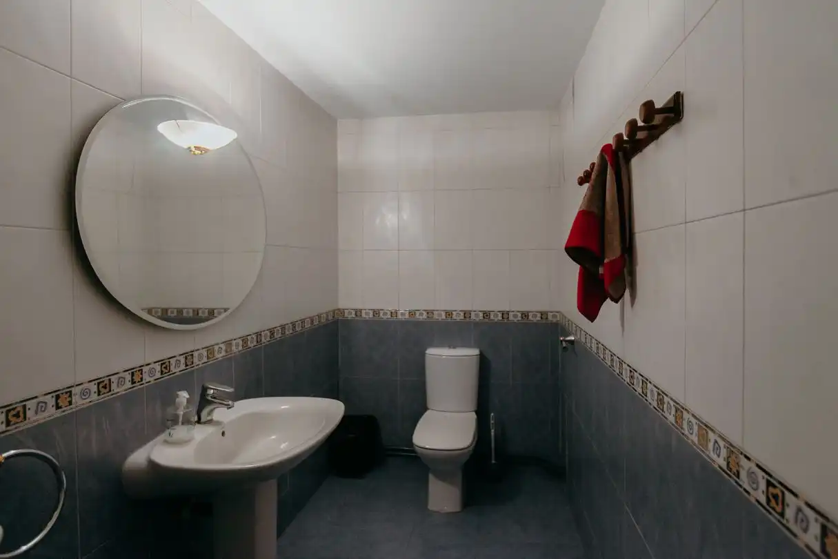 Baño de Oficina de alquiler en Huesca con Amueblado