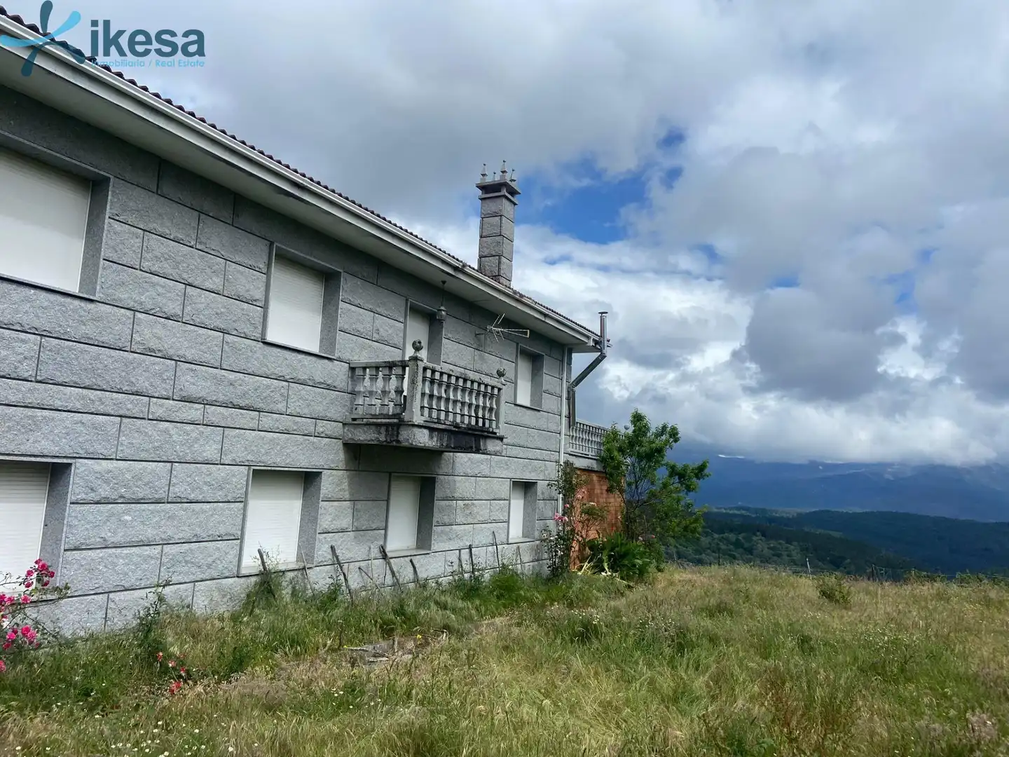 Vista exterior de Casa o xalet en venda en Entrimo amb Jardí privat