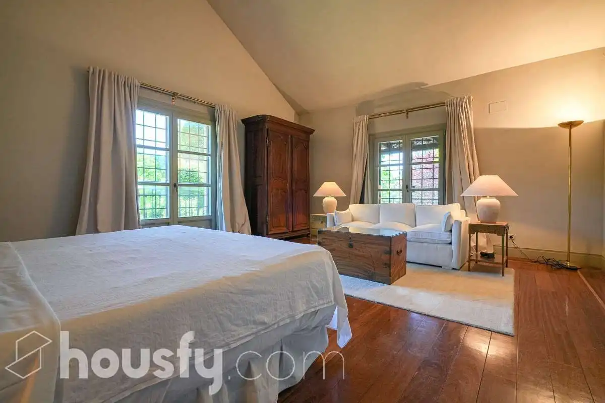 Bedroom of Houses for sale in Pozuelo de Alarcón  with Air Conditioner, Heating and Private garden