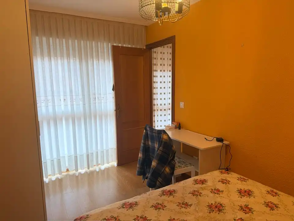 Habitación de Casa adosada en venta en Torrelavega  con Calefacción, Parquet y Terraza
