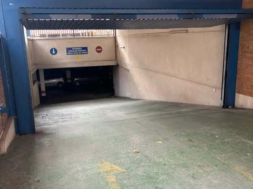Parkplatz von Garage zur Miete in Zaragoza
