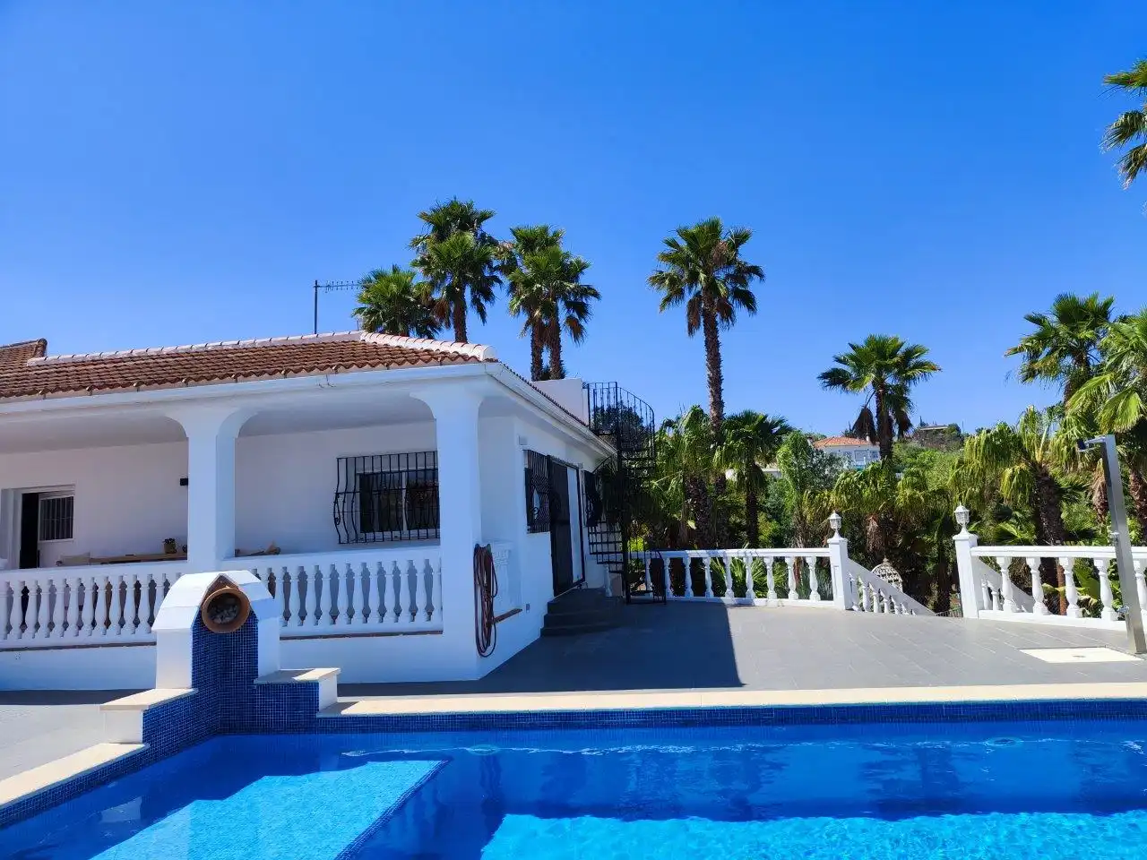 Vista exterior de Casa o chalet en venta en Alhaurín de la Torre con Aire acondicionado, Calefacción y Jardín privado