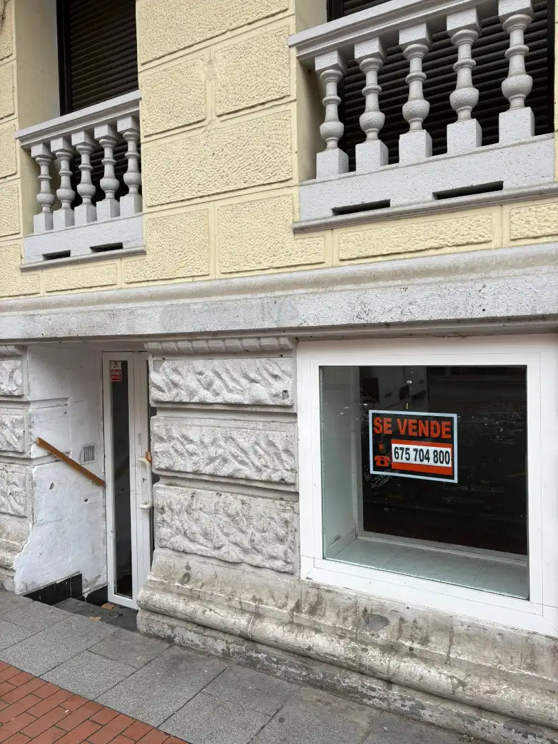 Local comercial en venta en Avenida de la Paz 38