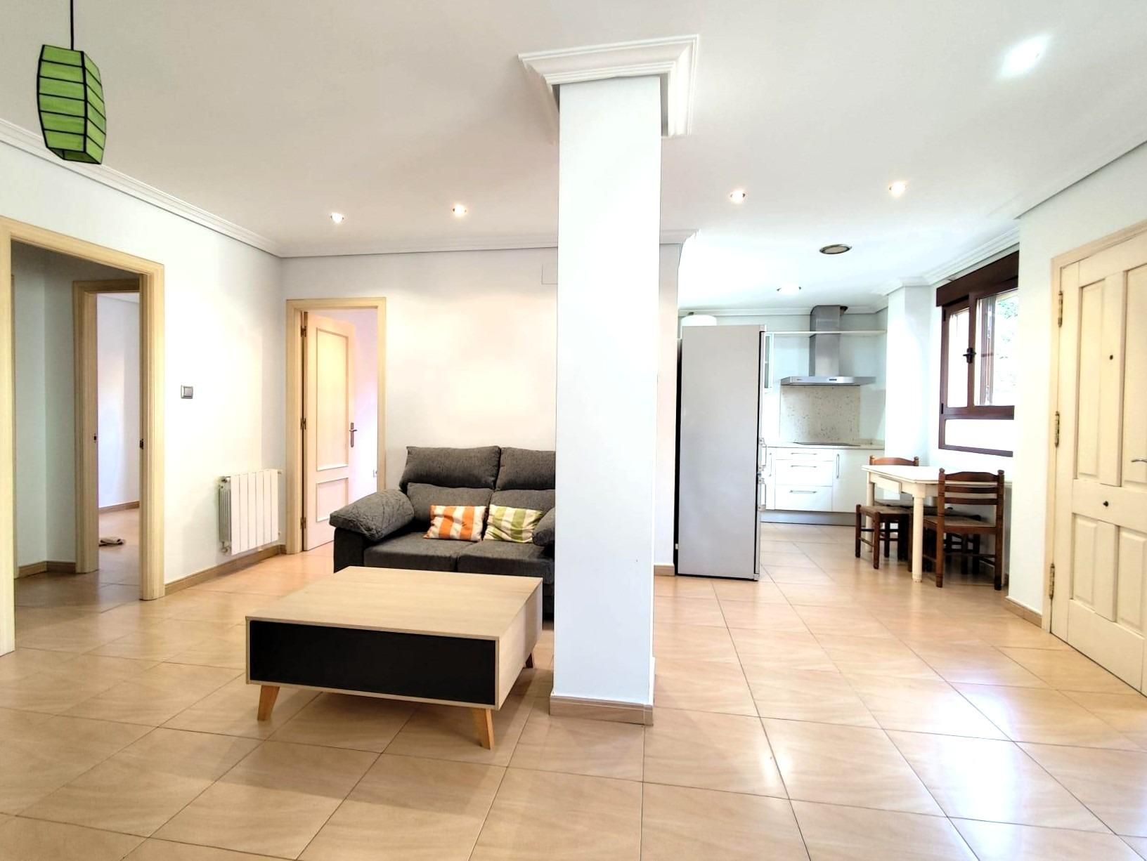 Sala d'estar de Planta baixa en venda en Santa María de Cayón amb Calefacció, Balcó i Piscina comunitària