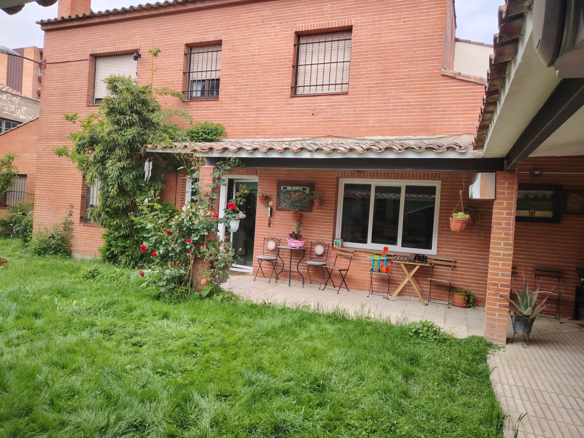 Garden of House or chalet for sale in  Zaragoza Capital  with Air Conditioner, Heating and Private garden