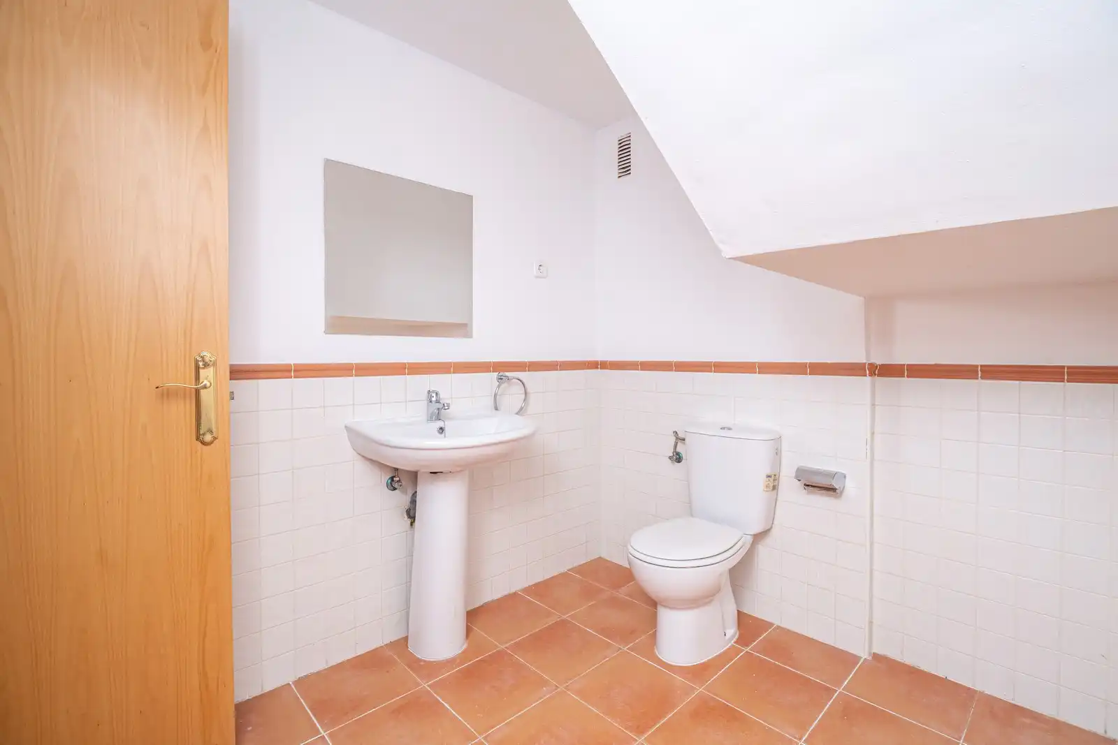 Bathroom of Flat for sale in Aranjuez  with Air Conditioner, Terrace and Storage room