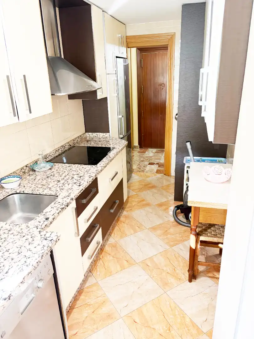 Cuina de Pis de lloguer en Granada amb Calefacció, Moblat i Forn