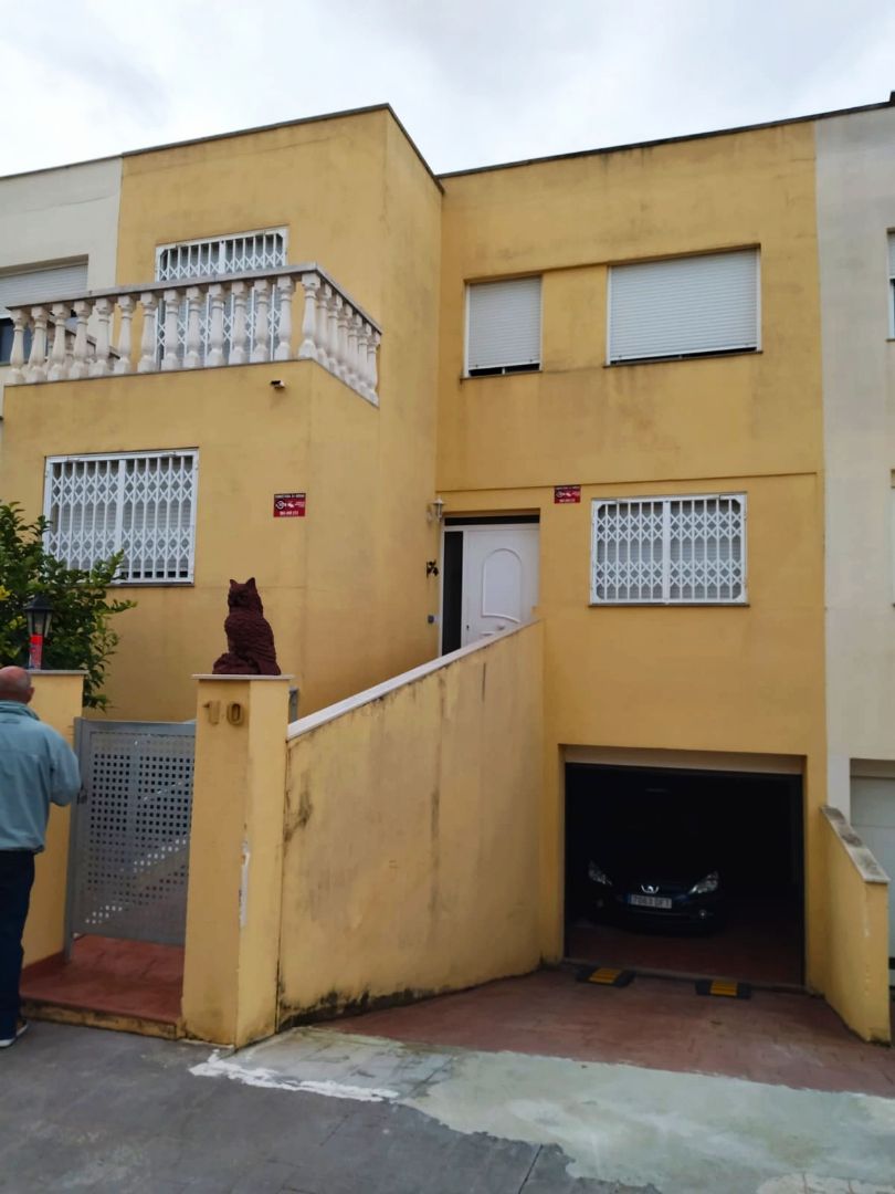 Vista exterior de Casa o xalet en venda en Vinaròs amb Aire condicionat, Calefacció i Jardí privat