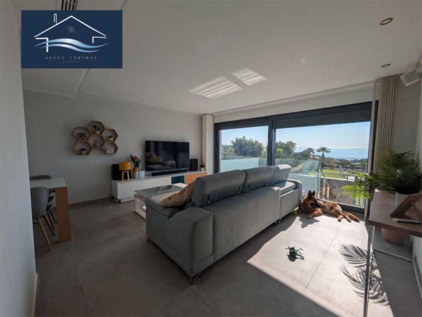 Sala d'estar de Casa adosada en venda en El Campello amb Aire condicionat, Terrassa i Traster