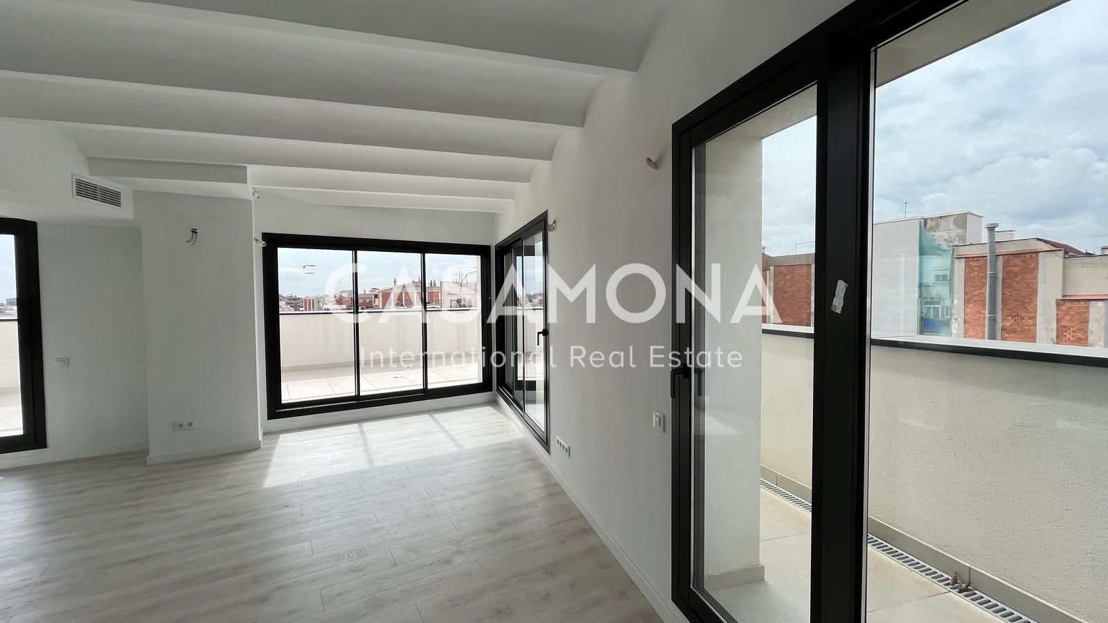 Balcony of Attic for sale in  Barcelona Capital  with Air Conditioner, Heating and Terrace