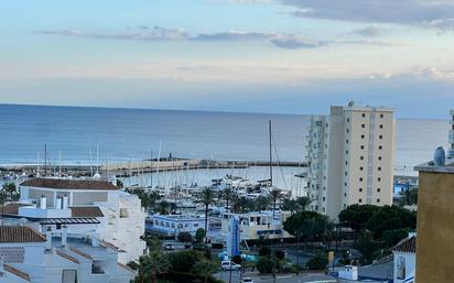 Vista exterior de Àtic de lloguer en Estepona amb Aire condicionat, Terrassa i Piscina