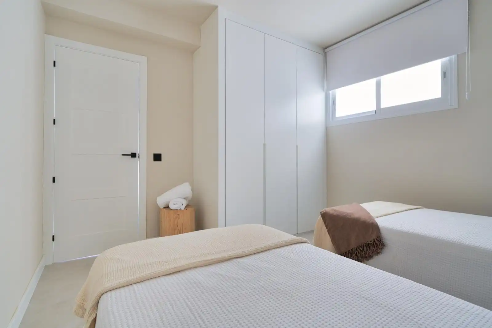Dormitori de Apartament de lloguer en Benalmádena amb Aire condicionat, Terrassa i Moblat