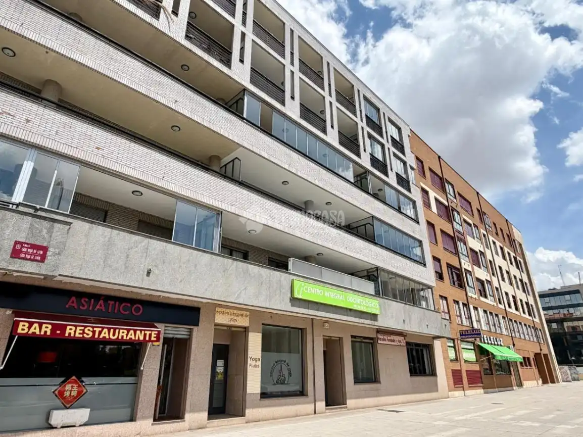 Vista exterior de Piso en venta en León Capital  con Calefacción, Terraza y Trastero