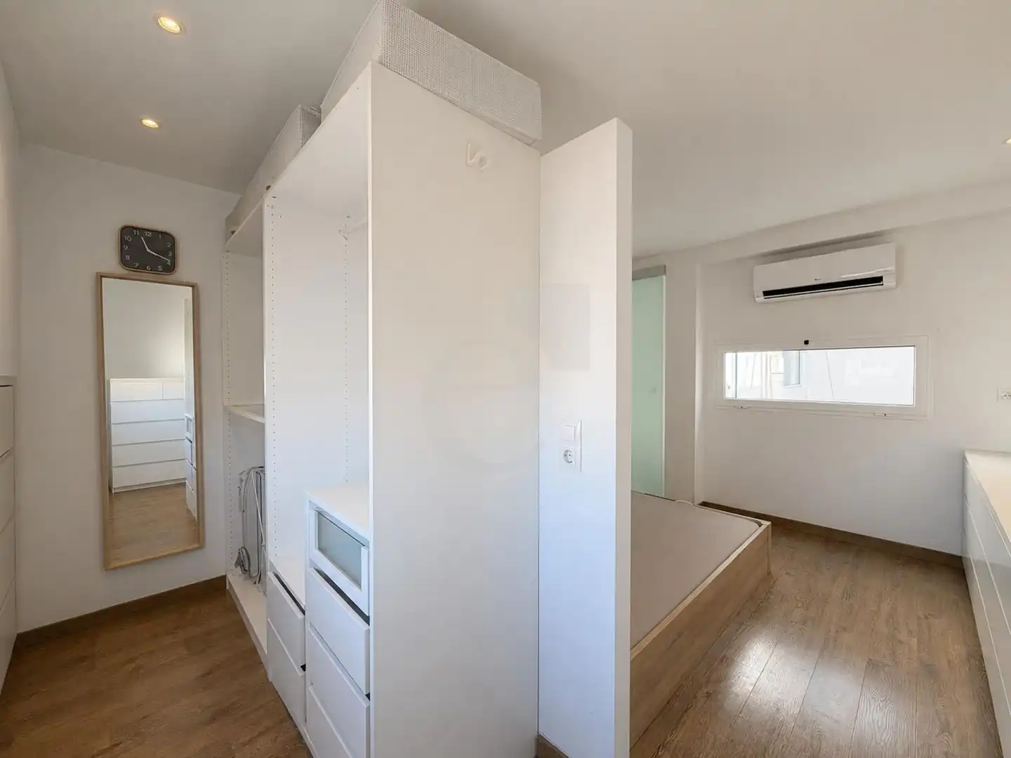 Schlafzimmer von Dachboden zur Miete in Valencia mit Klimaanlage, Terrasse und Möbliert