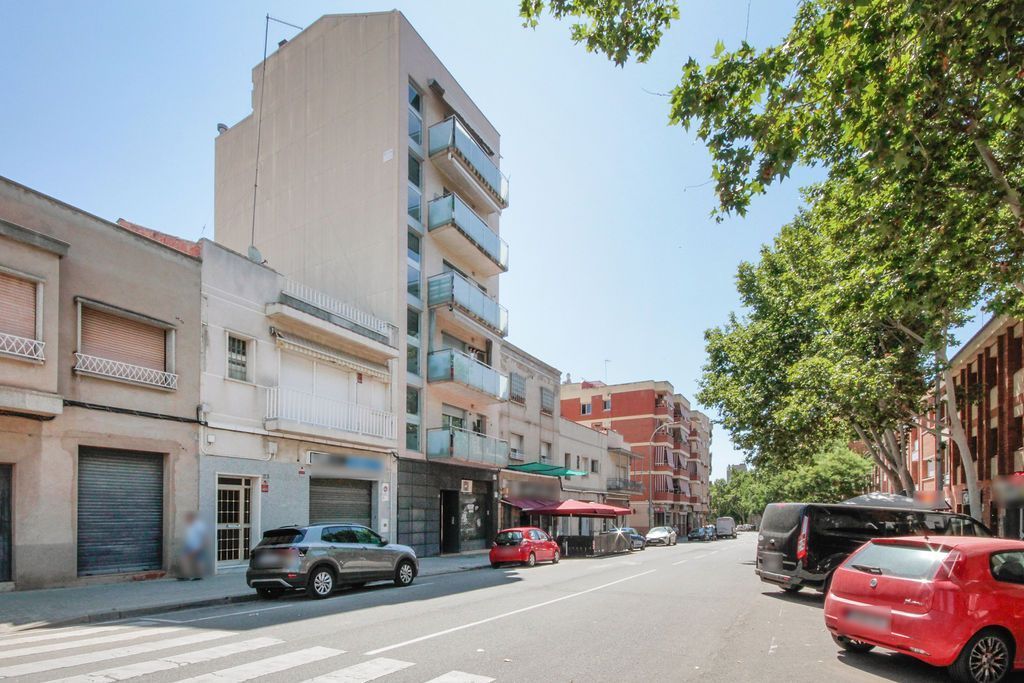 Vista exterior de Pis en venda en Sabadell