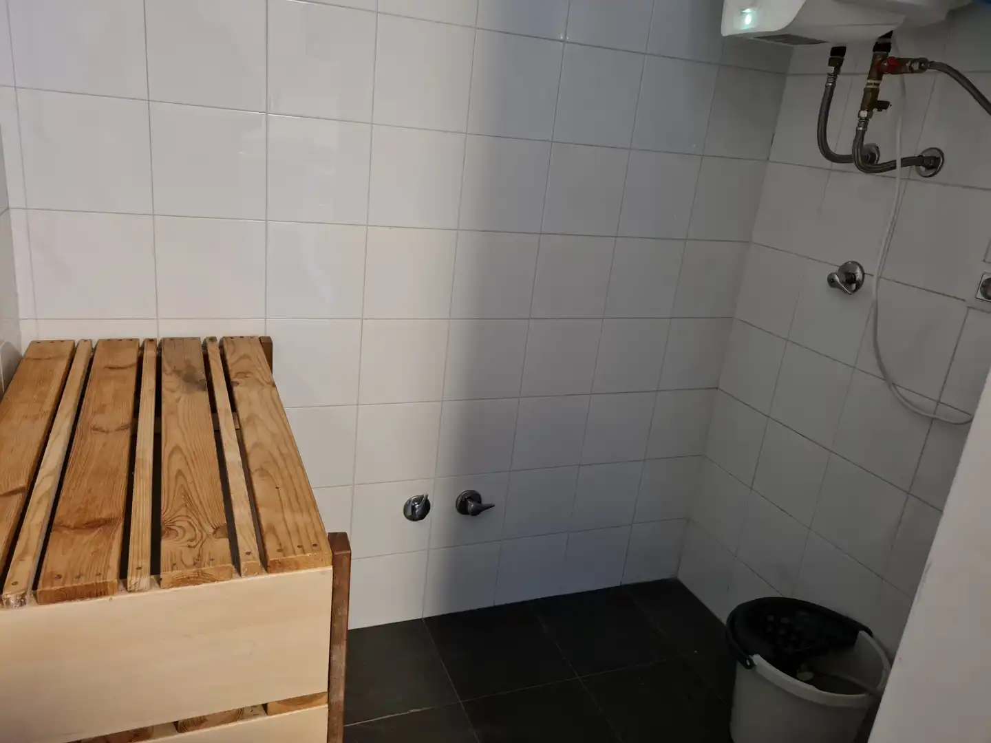 Bathroom of Attic for rent in Girona  with Air Conditioner, Heating and Parquet flooring