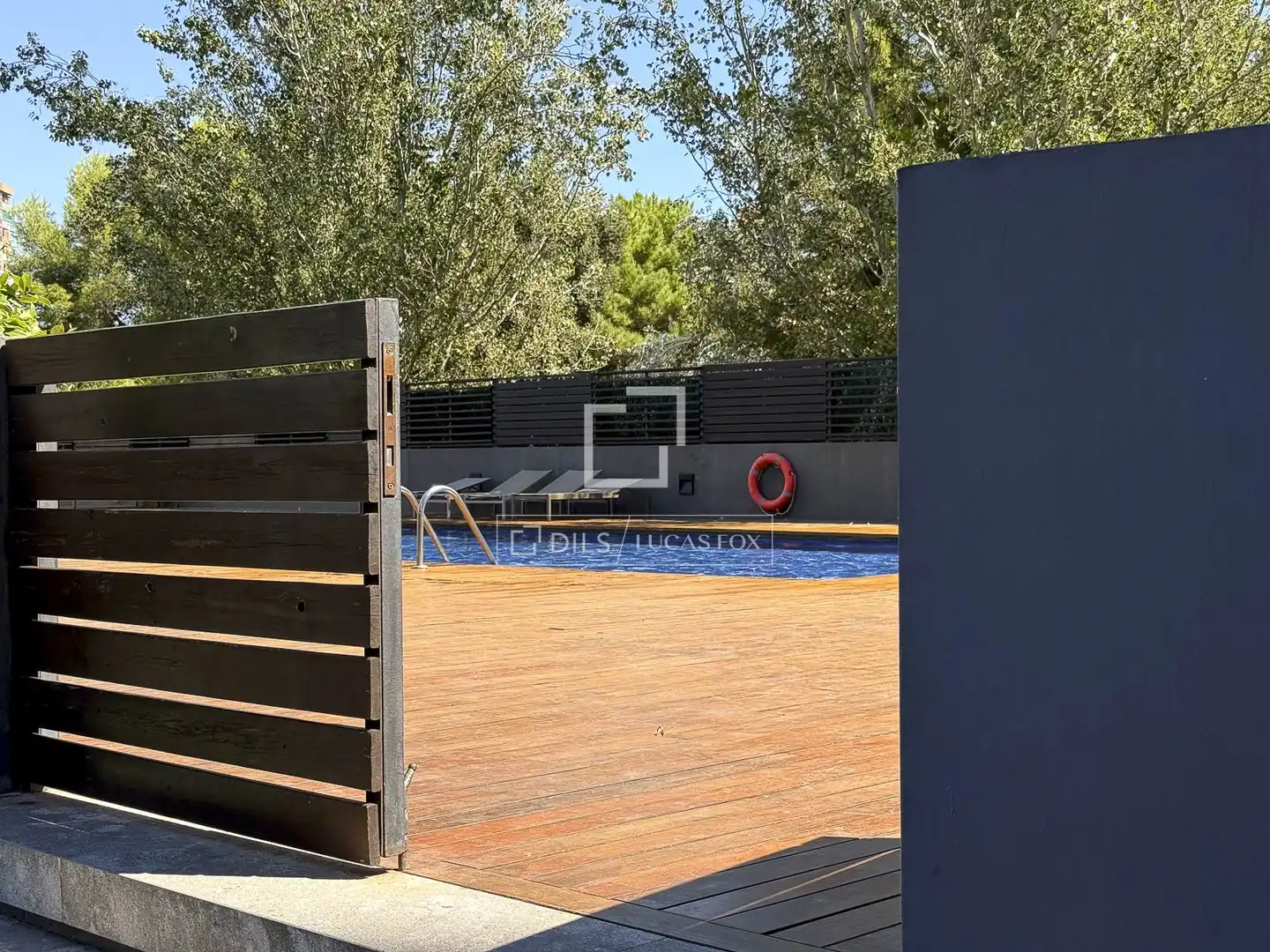 Schwimmbecken von Wohnung zum Verkauf in Barcelona mit Klimaanlage und Balkon