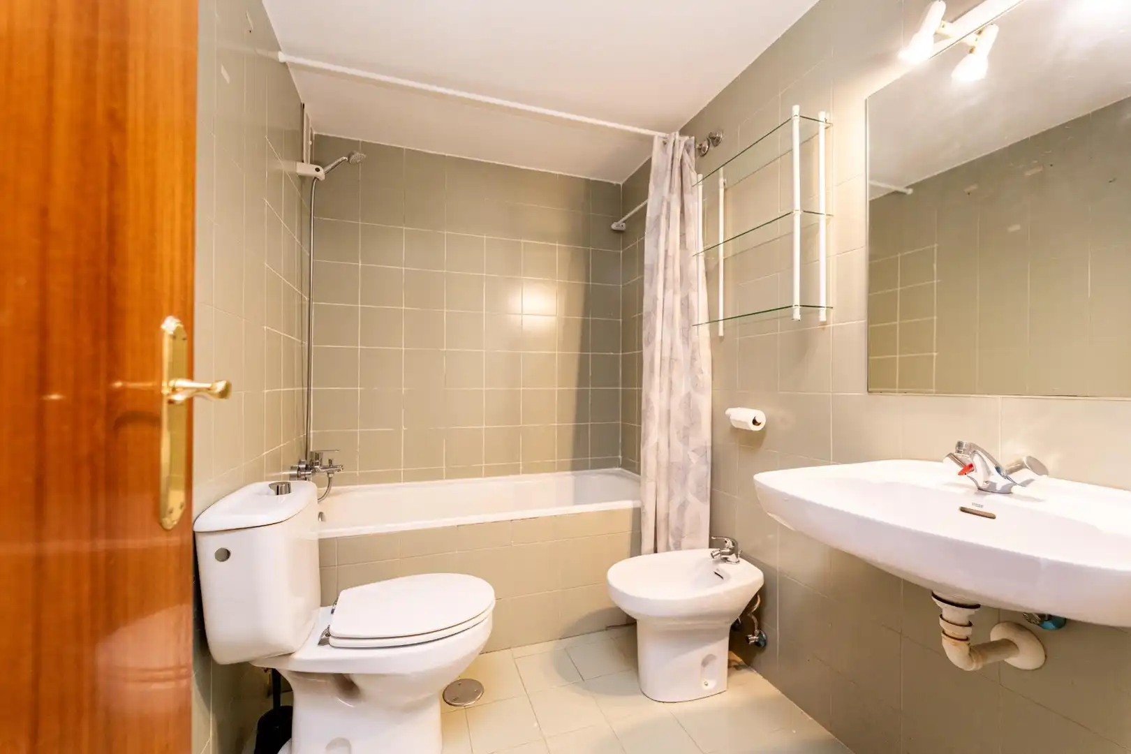 Baño de Piso de alquiler en Madrid con Piscina comunitaria