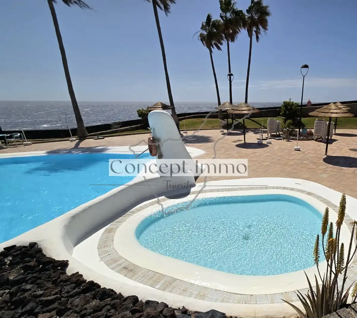 Piscina de Piso en venta en Arona con Terraza, Alarma y Piscina comunitaria