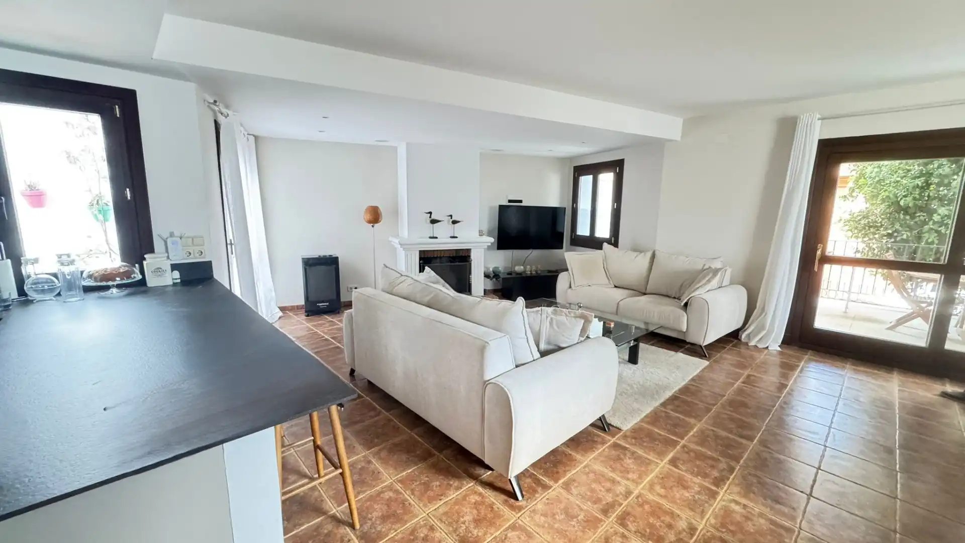 Sala d'estar de Casa adosada en venda en Estepona amb Aire condicionat, Calefacció i Terrassa