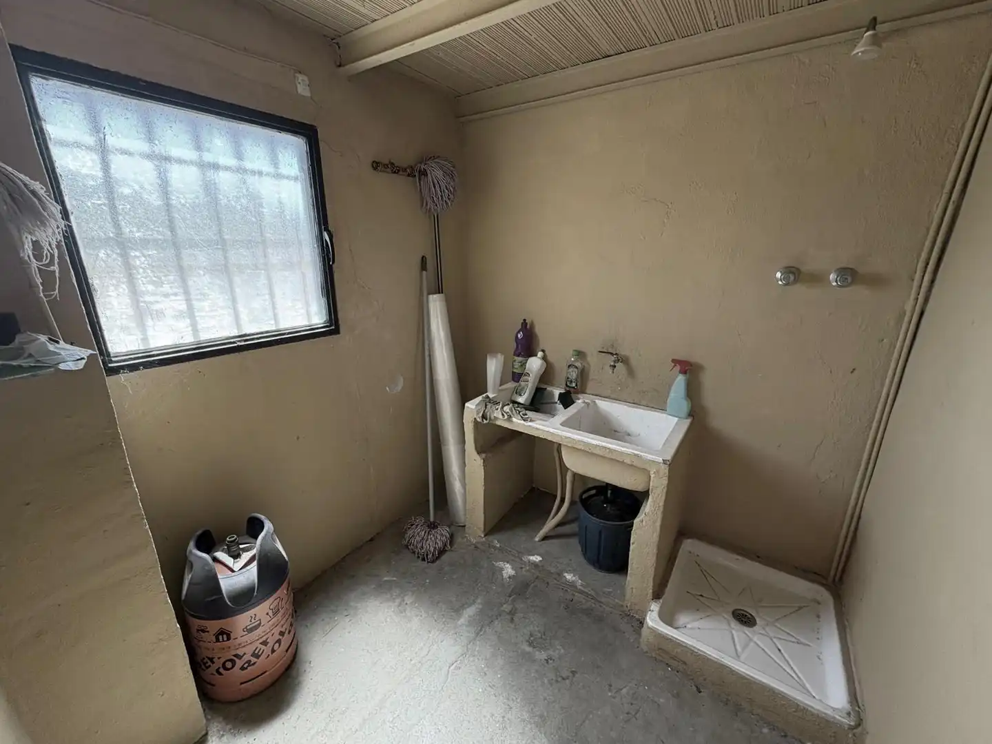 Bathroom of Houses for sale in Almansa  with Heating, Swimming Pool and Furnished
