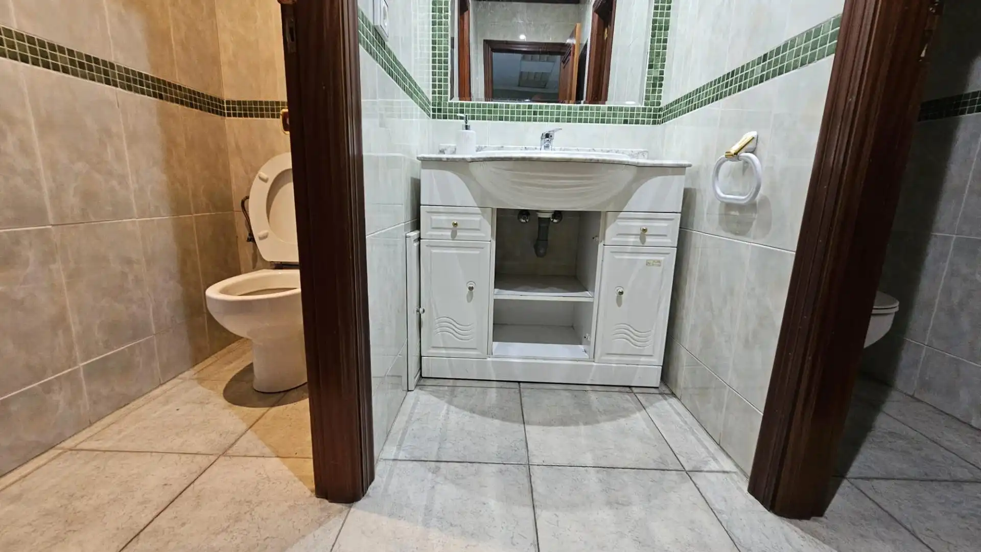 Badezimmer von Fabrikhallen zur Miete in Córdoba