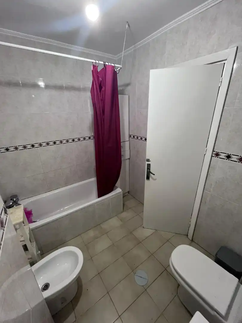 Baño de Piso de alquiler en Almería con Aire acondicionado, Terraza y Amueblado