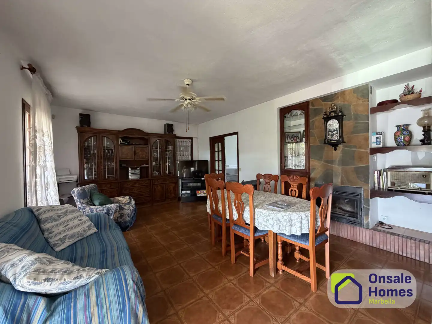 Sala d'estar de Casa o xalet en venda en Estepona amb Jardí privat, Terrassa i Traster