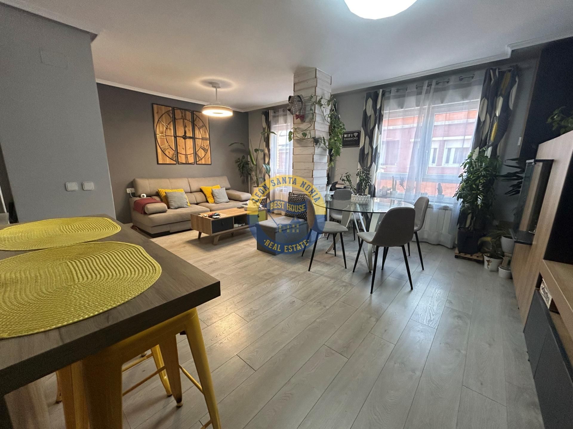 Vista exterior de Dúplex en venda en León Capital  amb Calefacció, Parquet i Traster