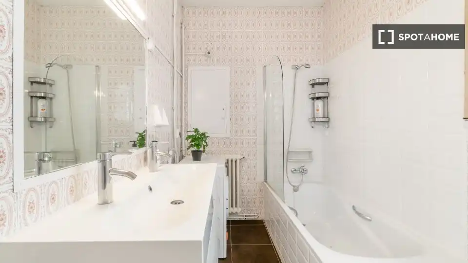 Badezimmer von Wohnung zur untervermieten in Barcelona mit Klimaanlage, Heizung und Möbliert