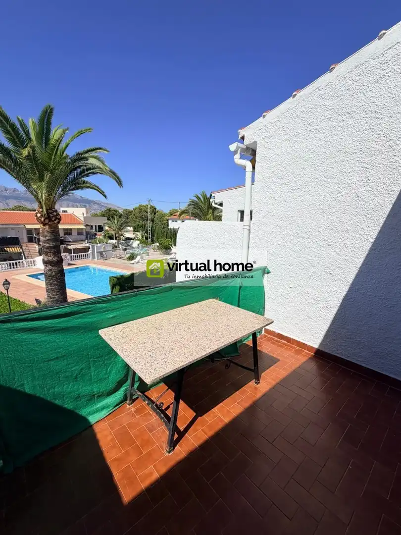 Vista exterior de Casa o xalet en venda en L'Alfàs del Pi amb Terrassa, Moblat i Piscina comunitària