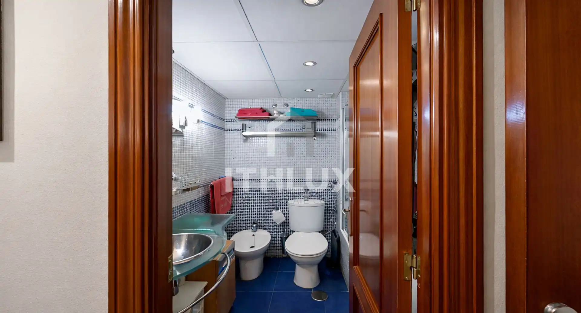 Bathroom of Flat for sale in Sevilla  with Air Conditioner and Terrace