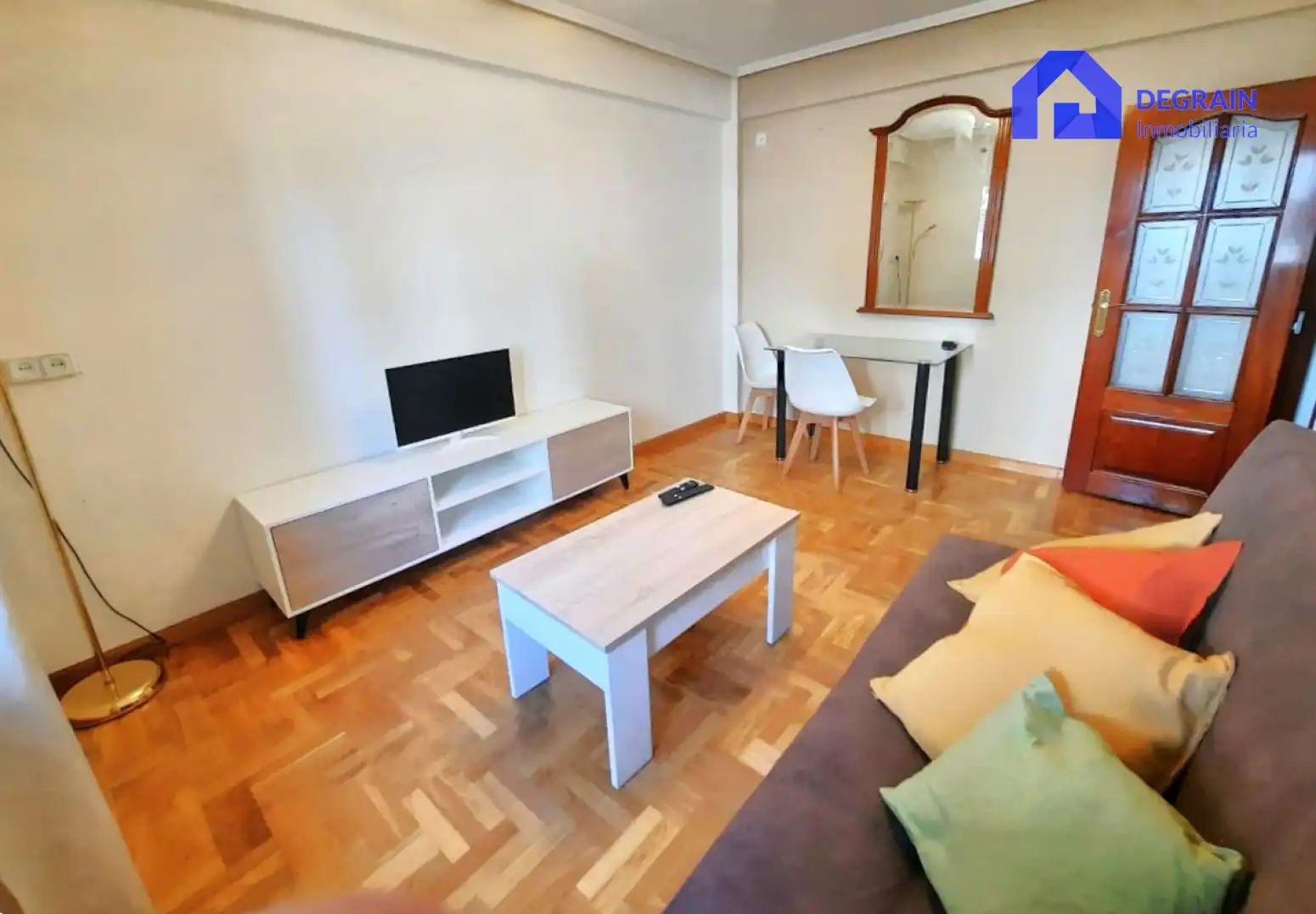 Wohnzimmer von Erdgeschoss zur Miete in Oviedo 
