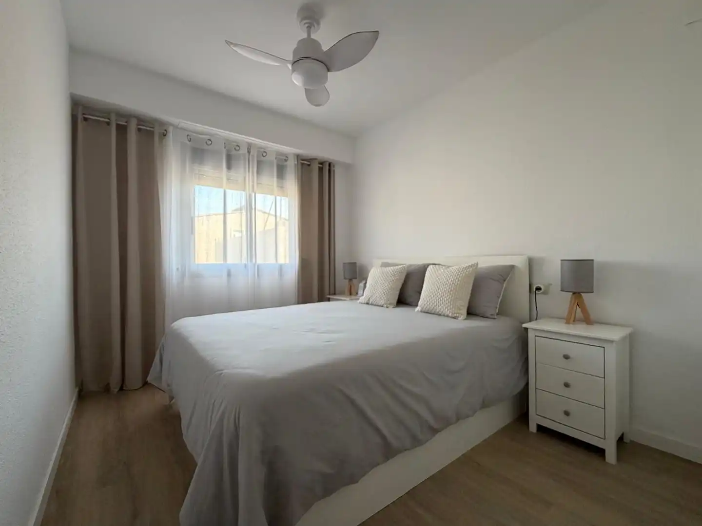 Dormitori de Apartament de lloguer en Sueca amb Parquet, Terrassa i Moblat