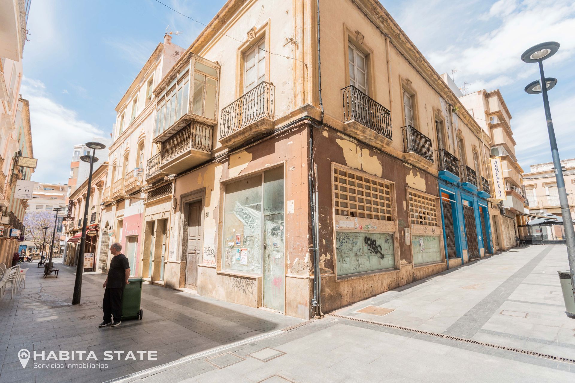 Vista exterior de Edifici en venda en  Almería Capital