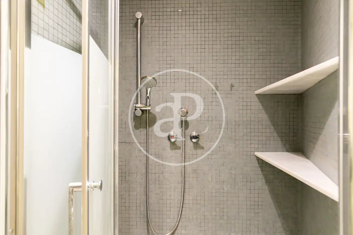 Badezimmer von Wohnung zum Verkauf in Barcelona mit Klimaanlage, Heizung und Möbliert