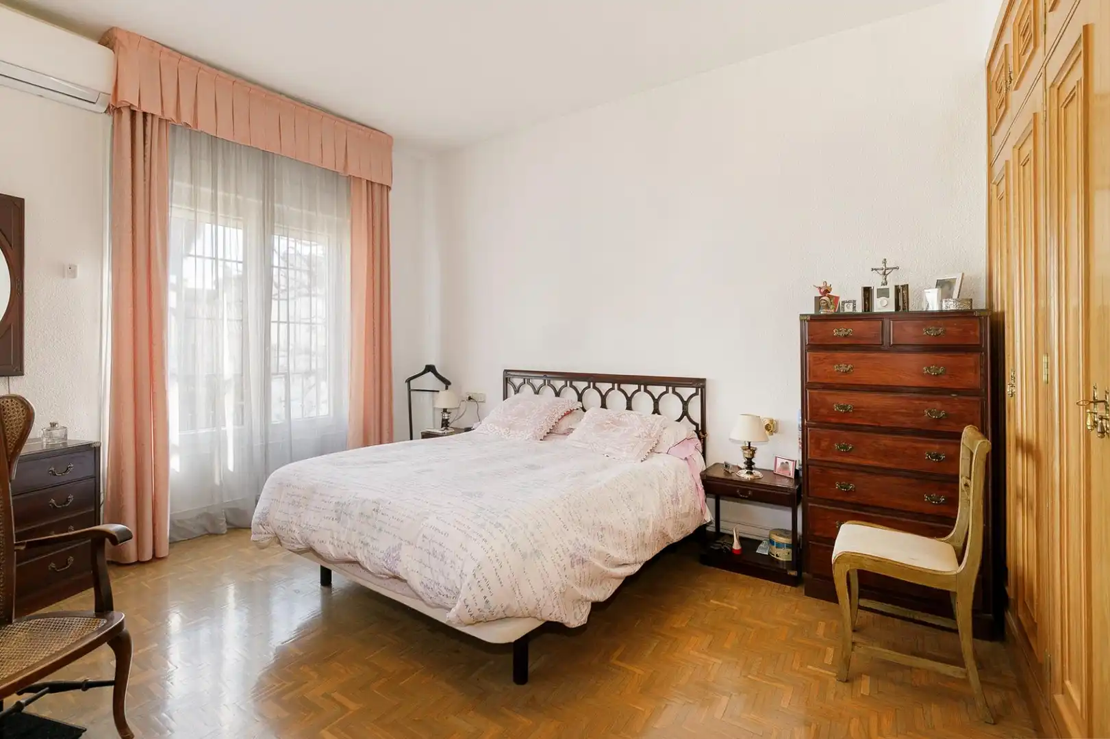Dormitori de Casa o xalet en venda en Granada amb Aire condicionat, Calefacció i Jardí privat
