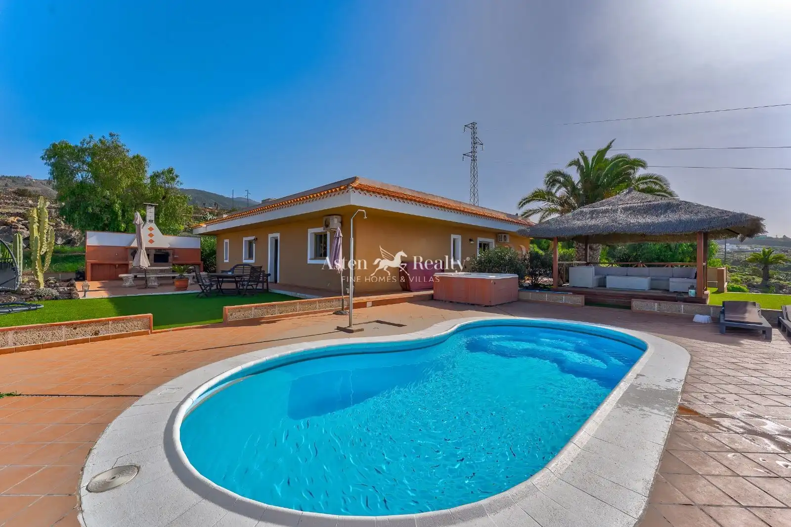 Vista exterior de Casa o xalet en venda en Adeje amb Aire condicionat, Traster i Piscina