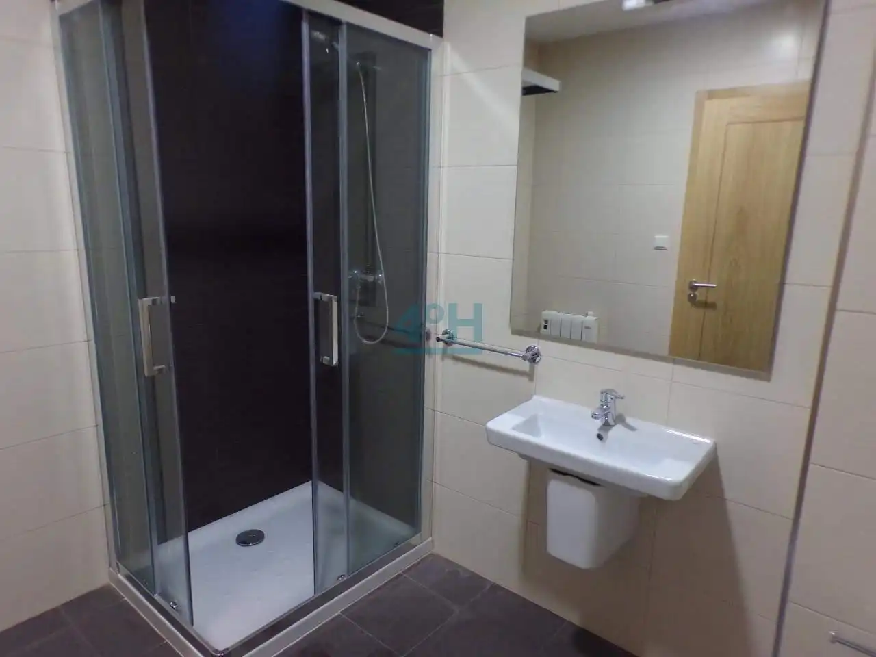 Bathroom of Apartments for rent in Ourense Capital   with Heating and Parquet flooring