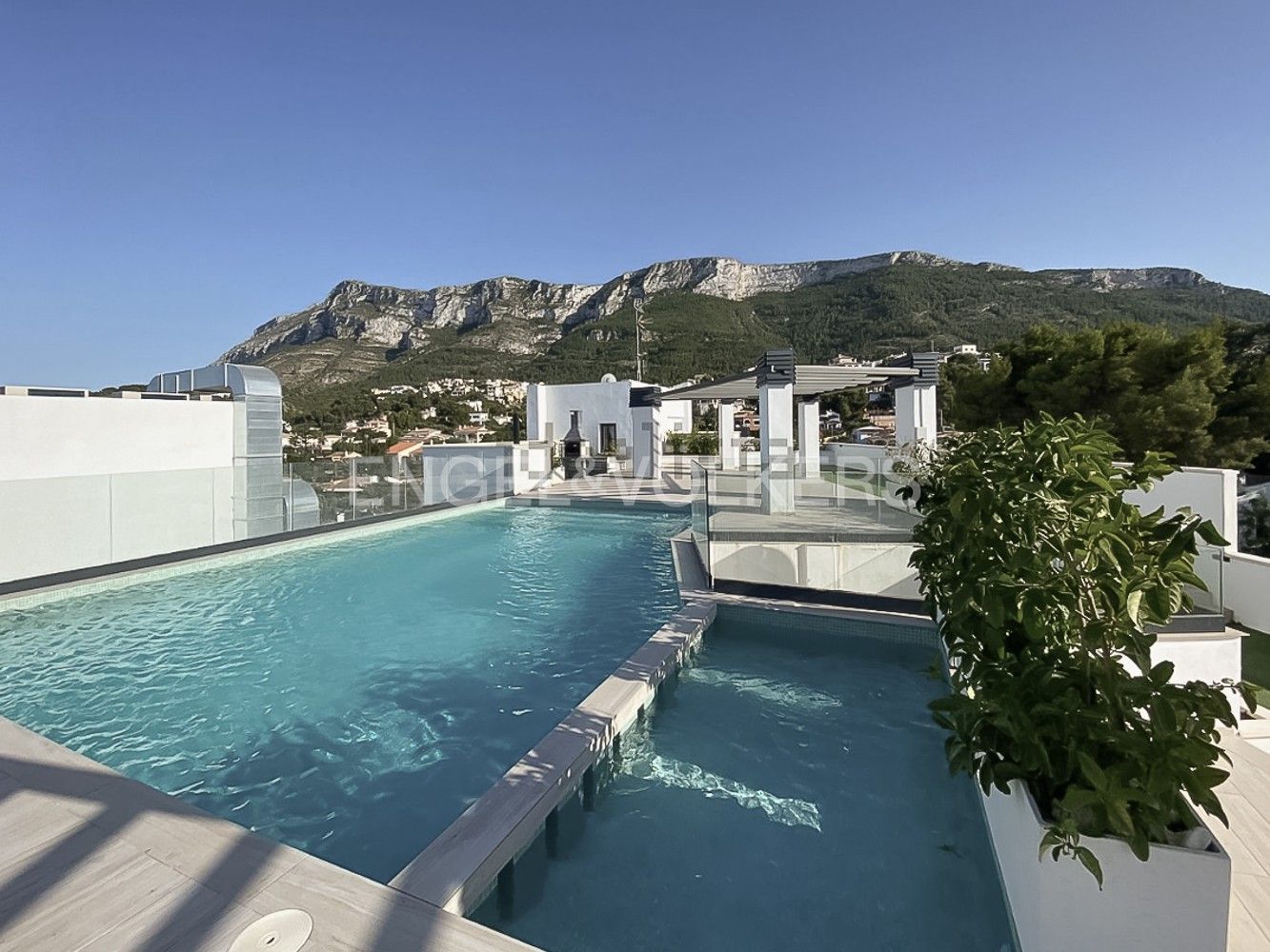 Piscina de Apartament en venda en Dénia amb Aire condicionat, Calefacció i Jardí privat